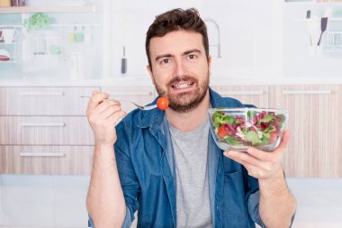 Dikey diyet ve taze salata yemek genç adam