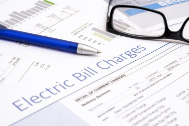 Masa nın üzerinde enerji faturası kağıt formları closeup