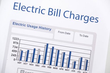 Masa nın üzerinde enerji faturası kağıt formları closeup