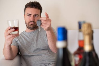 İçki ve sürüş konsepti. İçecek ve araba anahtarı.