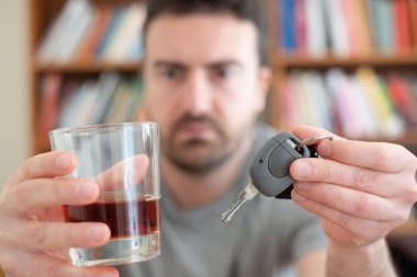 İçki ve sürüş konsepti. İçecek ve araba anahtarı.