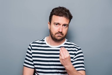 Gri arka planda izole edilmiş bir adam portresi