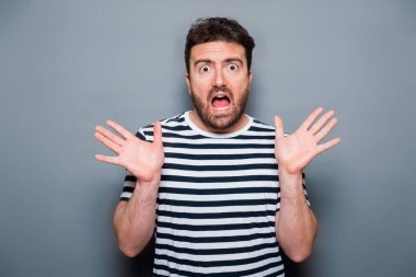 Gri arka planda izole edilmiş bir adam portresi