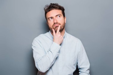 Gri arka planda izole edilmiş bir adam portresi