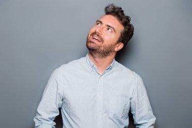 Gri arka planda izole edilmiş bir adam portresi