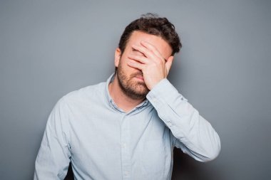 Gri arka planda izole edilmiş bir adam portresi