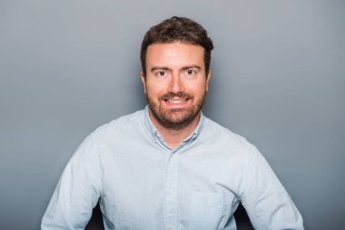 Gri arka planda izole edilmiş bir adam portresi