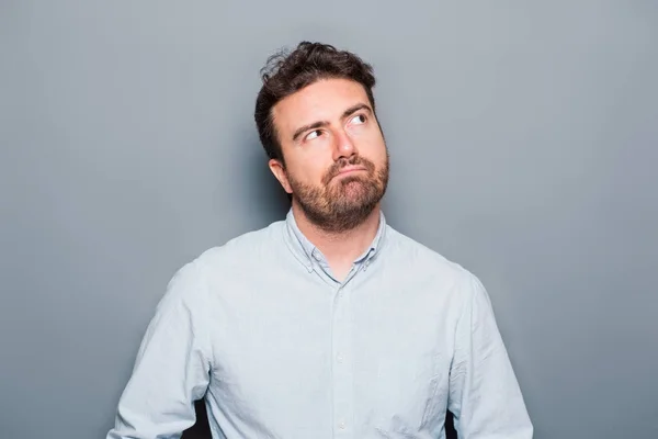 Um retrato de homem isolado em fundo cinza — Fotografia de Stock