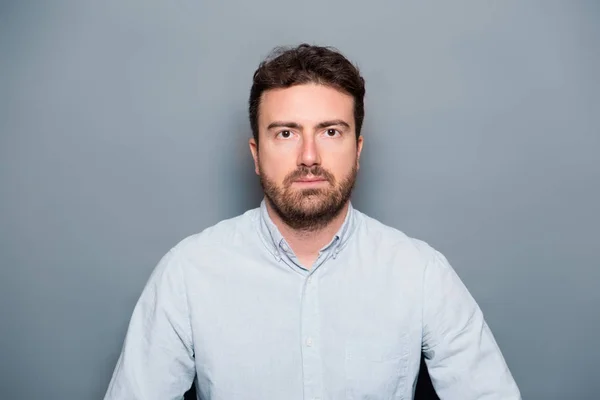 Retrato de un hombre aislado sobre fondo gris — Foto de Stock