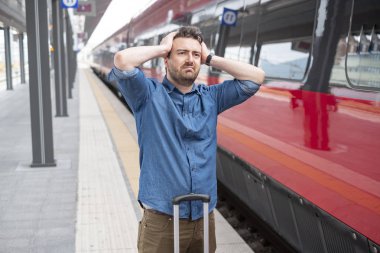 Tren istasyonunda kafkas erkek portresi