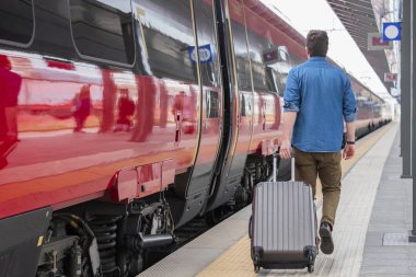 Tren istasyonunda kafkas erkek portresi