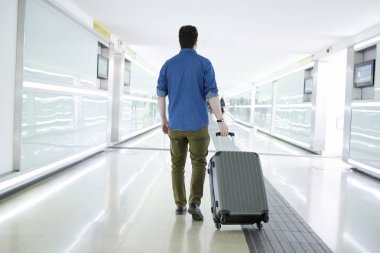 Tren istasyonunda kafkas erkek portresi