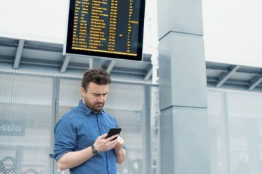 Tren istasyonunda kafkas erkek portresi