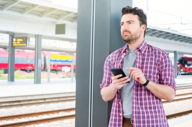 Tren istasyonunda kafkas erkek portresi