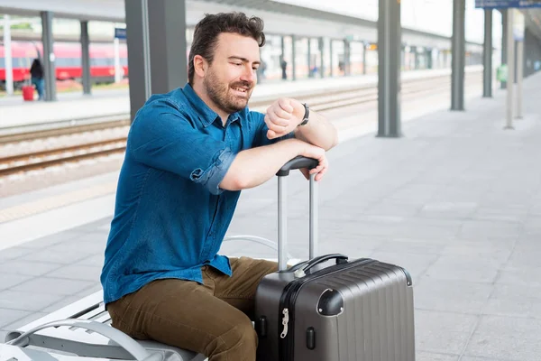 Retrato de hombre caucásico en la estación de tren — Foto de Stock