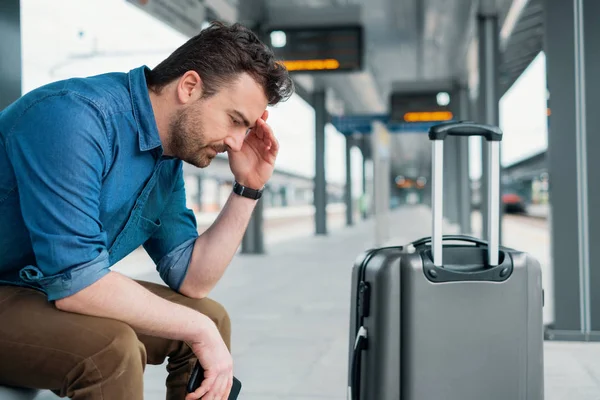 Porträt eines kaukasischen Mannes im Bahnhof — Stockfoto