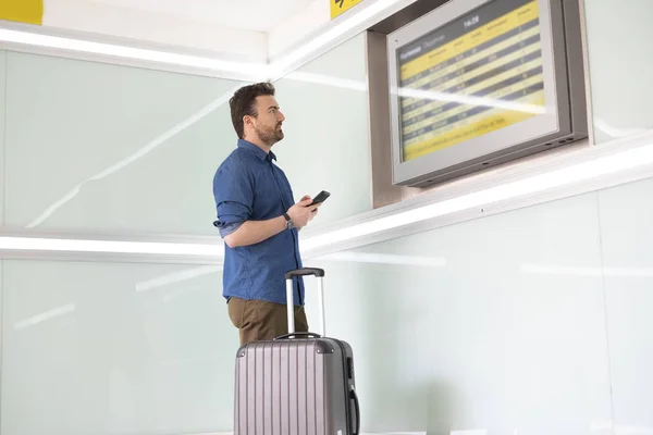 Porträt eines kaukasischen Mannes im Bahnhof — Stockfoto