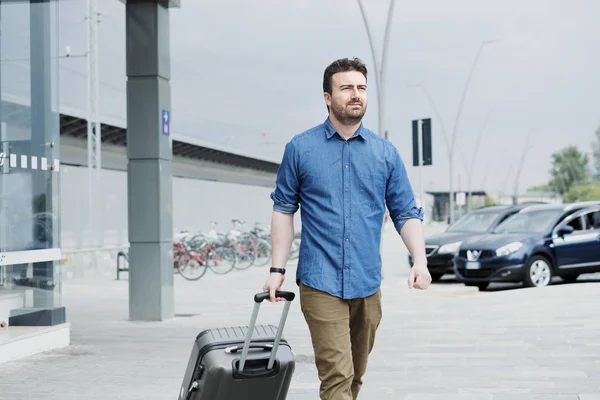 Porträt eines kaukasischen Mannes im Bahnhof — Stockfoto