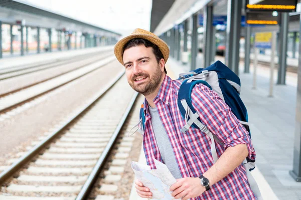 Portrét kavkazského muže na železničním vlakovém nádraží — Stock fotografie