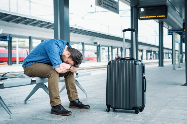 Porträt eines kaukasischen Mannes im Bahnhof — Stockfoto