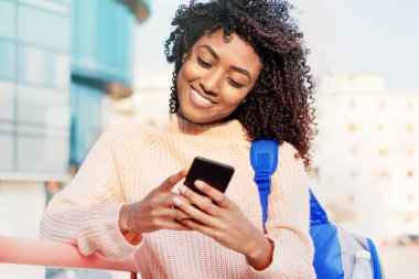 Siyah kadın açık cep telefonu tutan