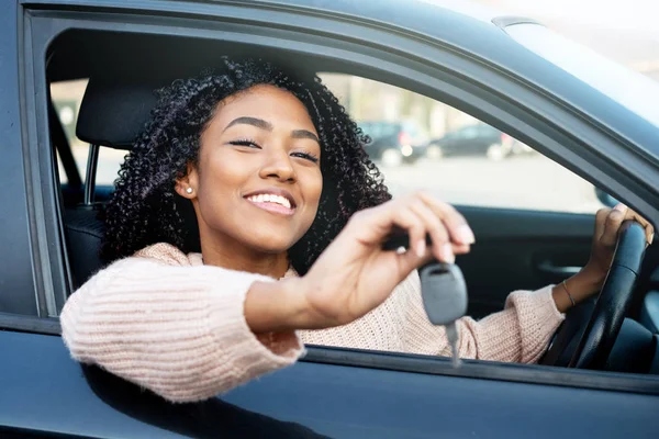 Retrato de jovem mulher negra sentada no carro — Fotografia de Stock