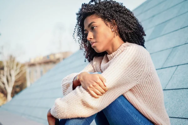 Mujer negra joven con problemas en el contexto urbano — Foto de Stock