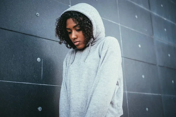 Troublé jeune femme noire dans le contexte urbain — Photo