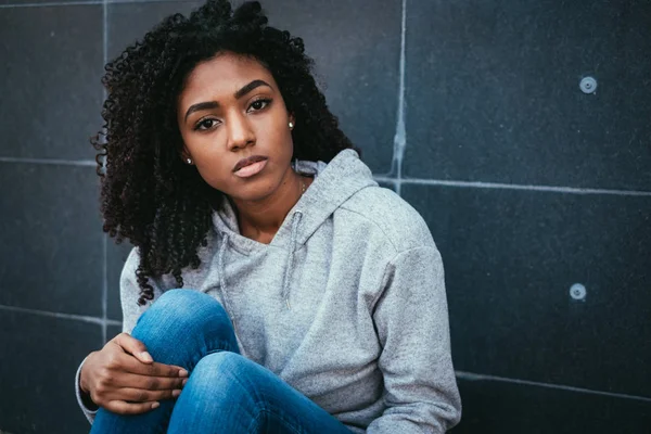 Troubled young black woman in urban context — Stock Photo, Image