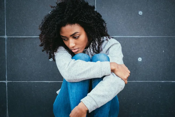 Portret van triest zwarte tiener in de stad — Stockfoto