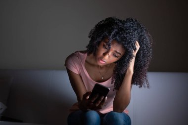 Gece telefon tutan siyah kız portresi