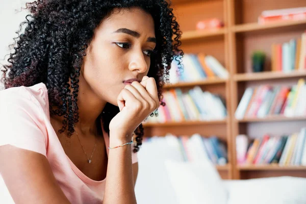 Portret van verontrust zwart meisje met negatieve gevoelens — Stockfoto