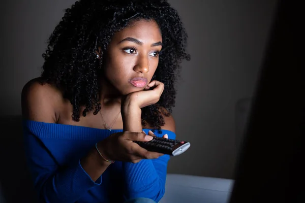 Black girl watching tv series at home — Stock Photo, Image