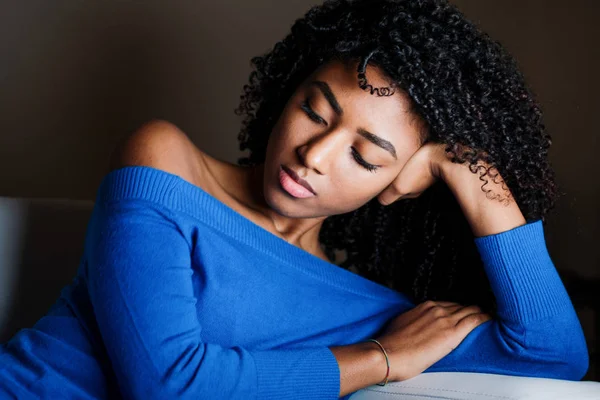 Retrato de menina negra perturbada com sentimentos negativos — Fotografia de Stock