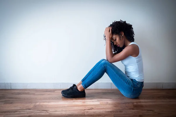 Nehéz fekete tizenéves lány szomorú és aggódó — Stock Fotó