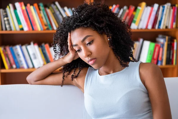Retrato de chica negra con problemas con sentimientos negativos — Foto de Stock