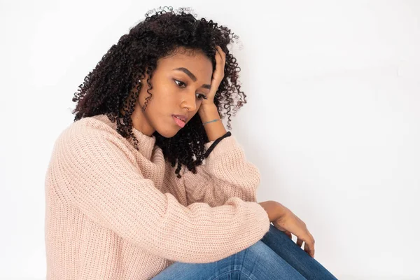 Portrét problémové černé dívky s negativními pocity — Stock fotografie