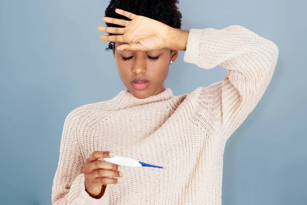 의학 시험 과 흑인 여자 느낌 슬픈 — 스톡 사진
