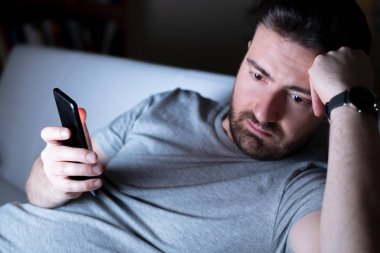 Üzüntü erkek portre cep telefonu yalnız holding