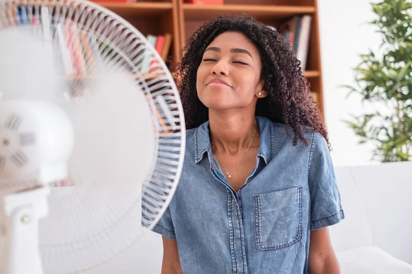 Porträt eines schwarzen Mädchens, das sich gegen heißes Wetter abkühlt — Stockfoto