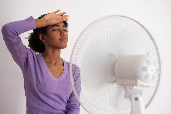 Porträtt av svart flicka kyla mot varmt väder — Stockfoto