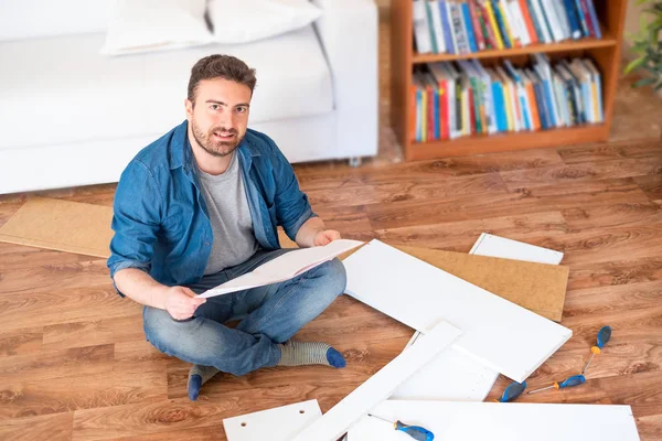 Mann porträtiert und selbst Möbel montiert — Stockfoto