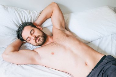 Evde yatakta uyuklayan adam portresi