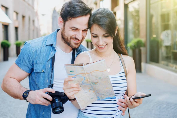 Пара, путешествующая по Европе с помощью карты и сотовой связи — стоковое фото