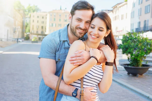 Pareja visitando la ciudad durante las vacaciones de verano —  Fotos de Stock