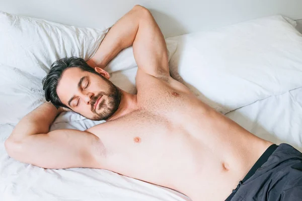 Homem retrato cochilando na cama em casa — Fotografia de Stock