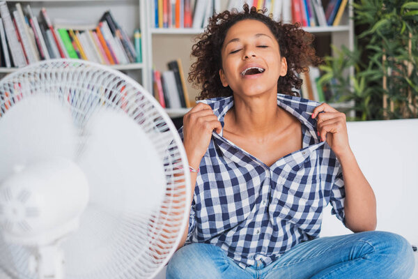 Женщина во время летней жары ищет прохладительные напитки
