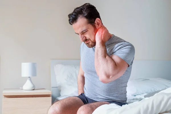 Hombre sensación cuello rígido después de dormir en la cama —  Fotos de Stock