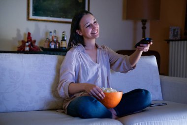 Evde ki kanepede genç kızın portresi