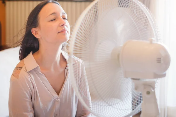 Mulher sofrendo por calor de verão refrescante em casa — Fotografia de Stock